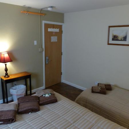 אנקורג' Bent Prop Inn & Hostel Of Alaska - Downtown מראה חיצוני תמונה