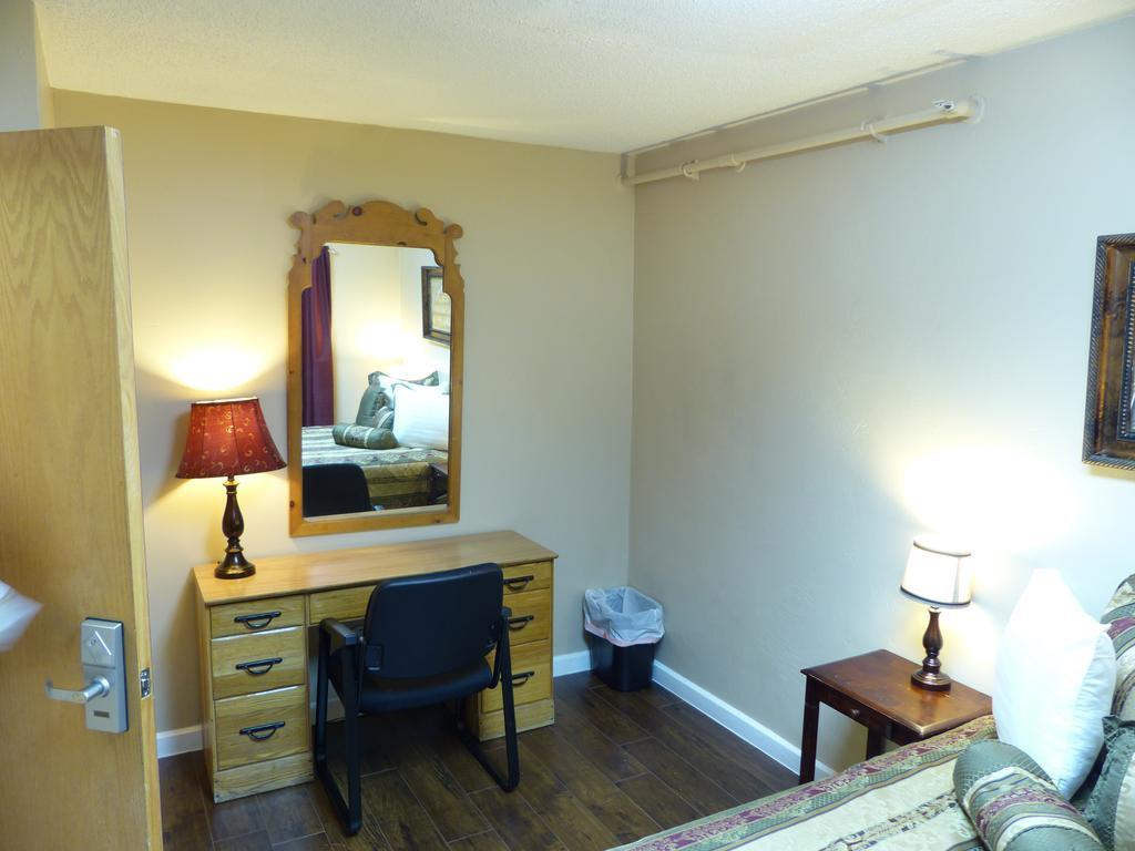 אנקורג' Bent Prop Inn & Hostel Of Alaska - Downtown מראה חיצוני תמונה