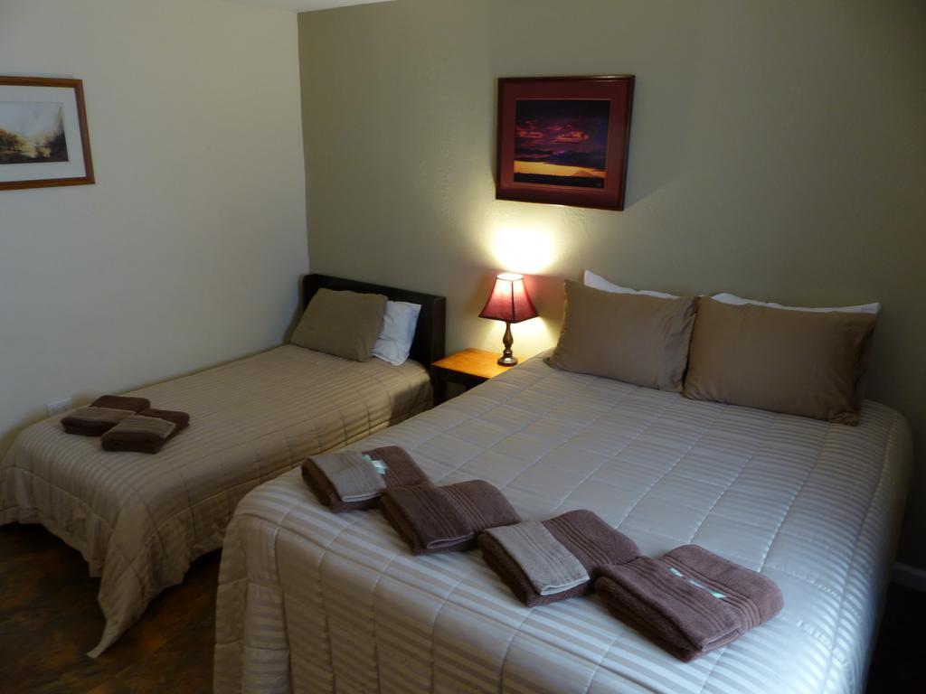 אנקורג' Bent Prop Inn & Hostel Of Alaska - Downtown מראה חיצוני תמונה