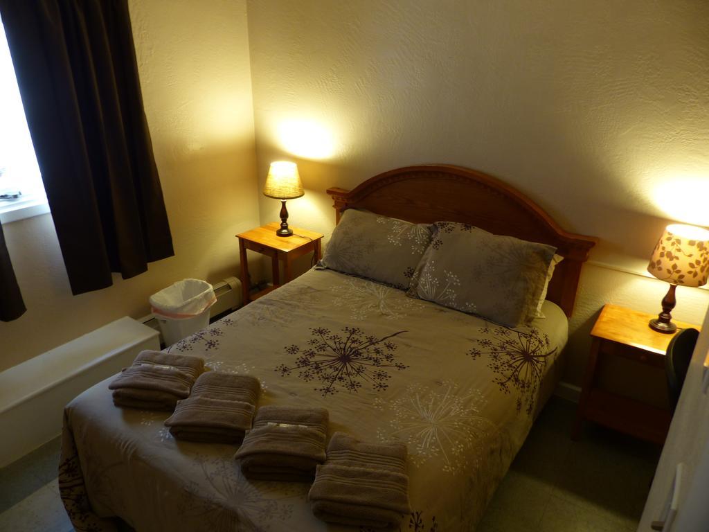 אנקורג' Bent Prop Inn & Hostel Of Alaska - Downtown מראה חיצוני תמונה