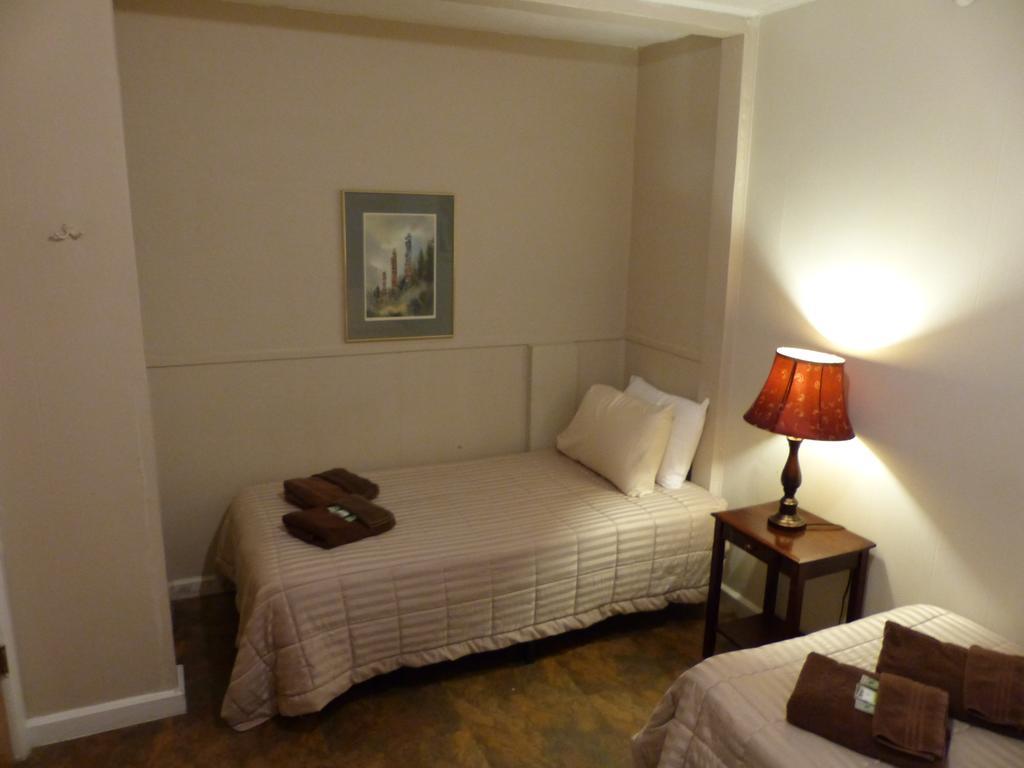 אנקורג' Bent Prop Inn & Hostel Of Alaska - Downtown מראה חיצוני תמונה