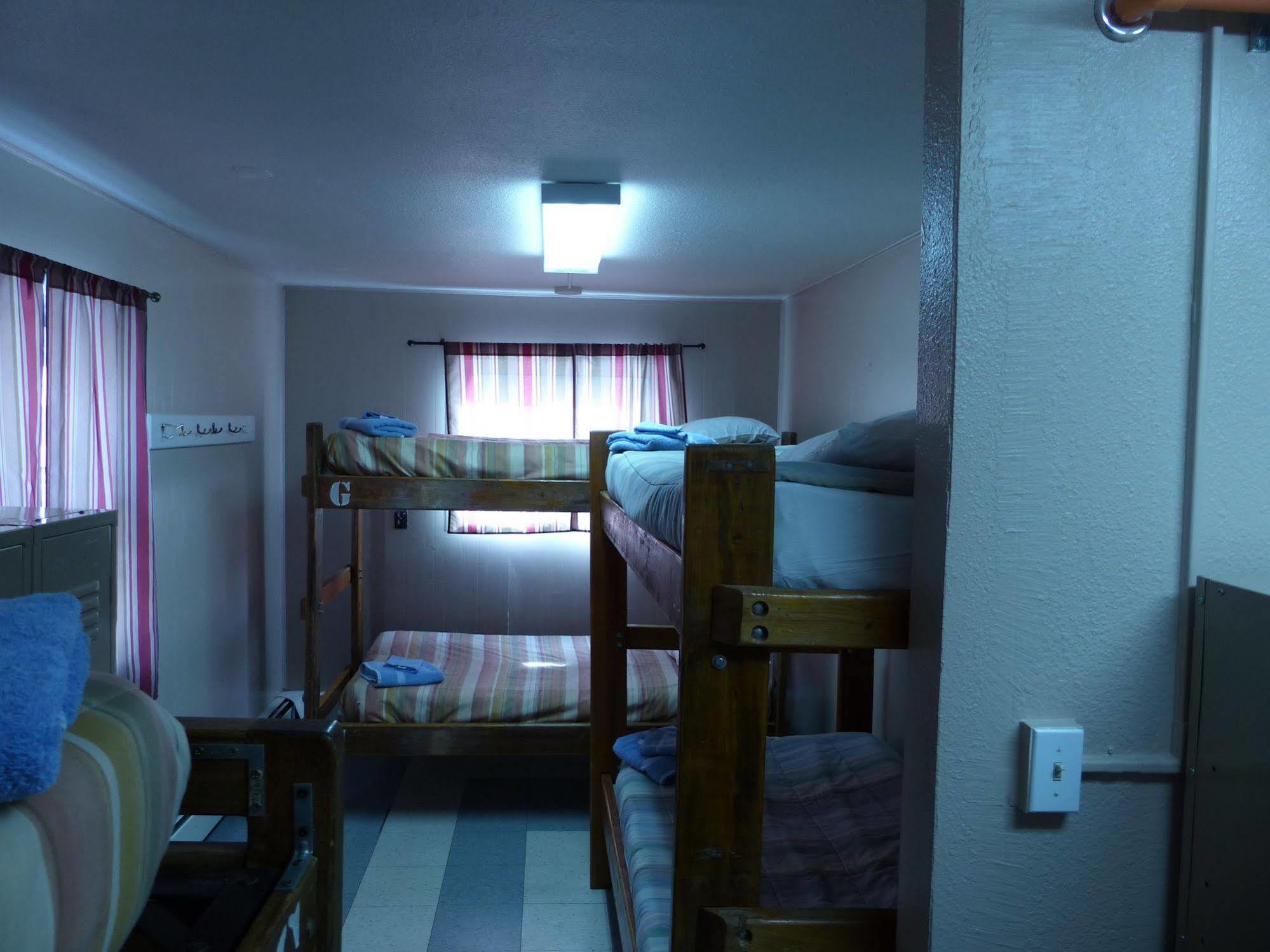 אנקורג' Bent Prop Inn & Hostel Of Alaska - Downtown מראה חיצוני תמונה