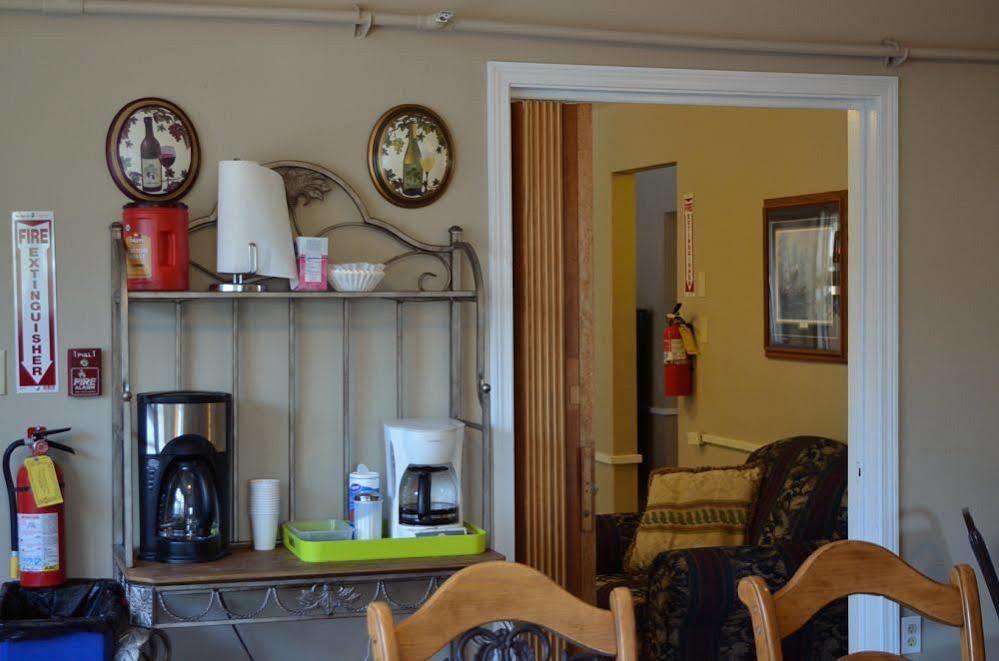 אנקורג' Bent Prop Inn & Hostel Of Alaska - Downtown מראה חיצוני תמונה