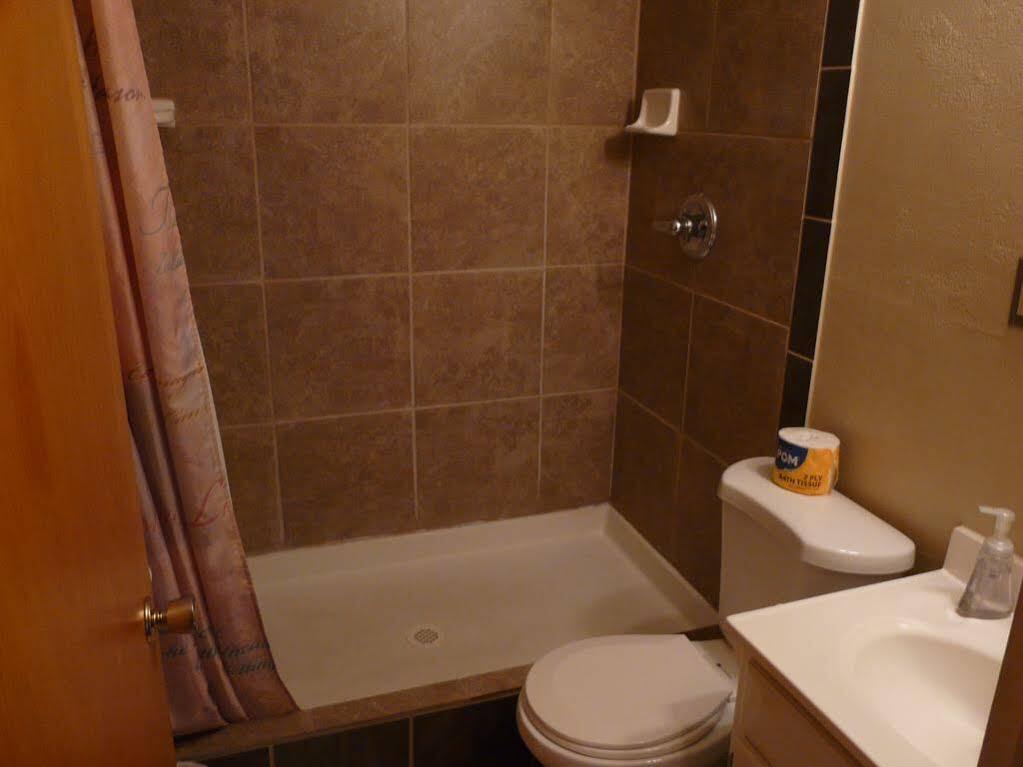 אנקורג' Bent Prop Inn & Hostel Of Alaska - Downtown מראה חיצוני תמונה